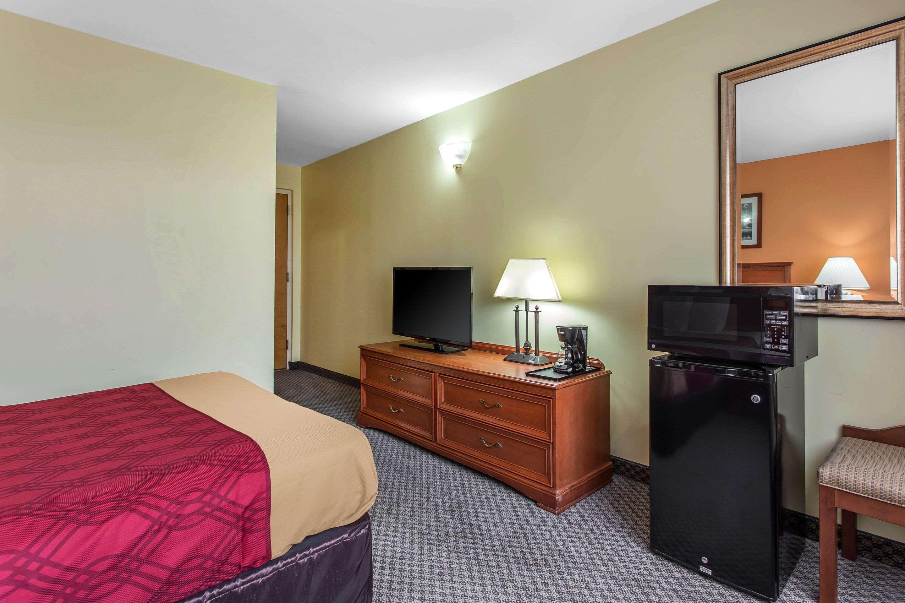 Econo Lodge & Suites Southern Pines Exterior photo