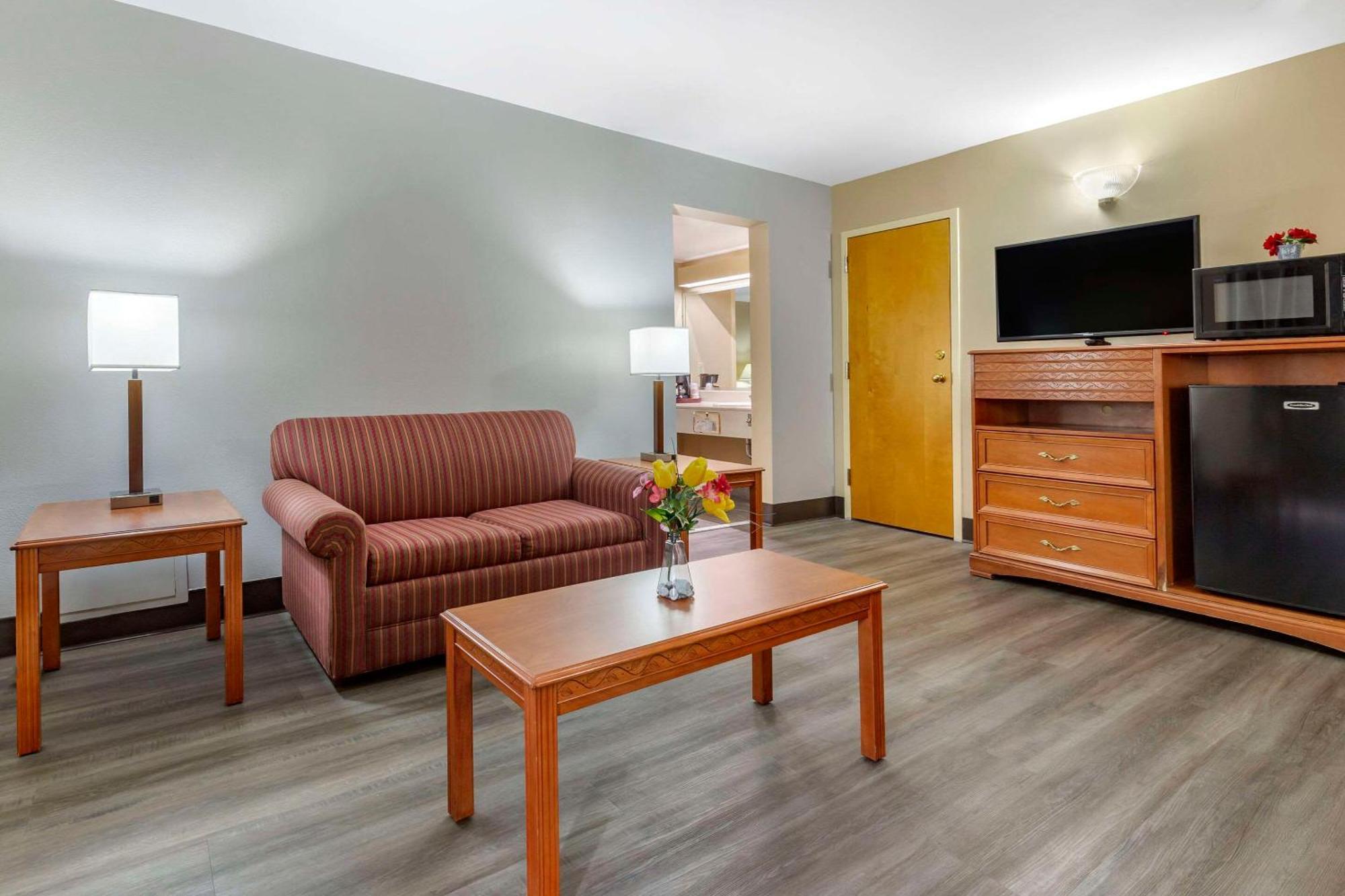 Econo Lodge & Suites Southern Pines Exterior photo